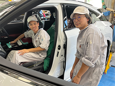 新車の洗車・ワックスがけ作業員